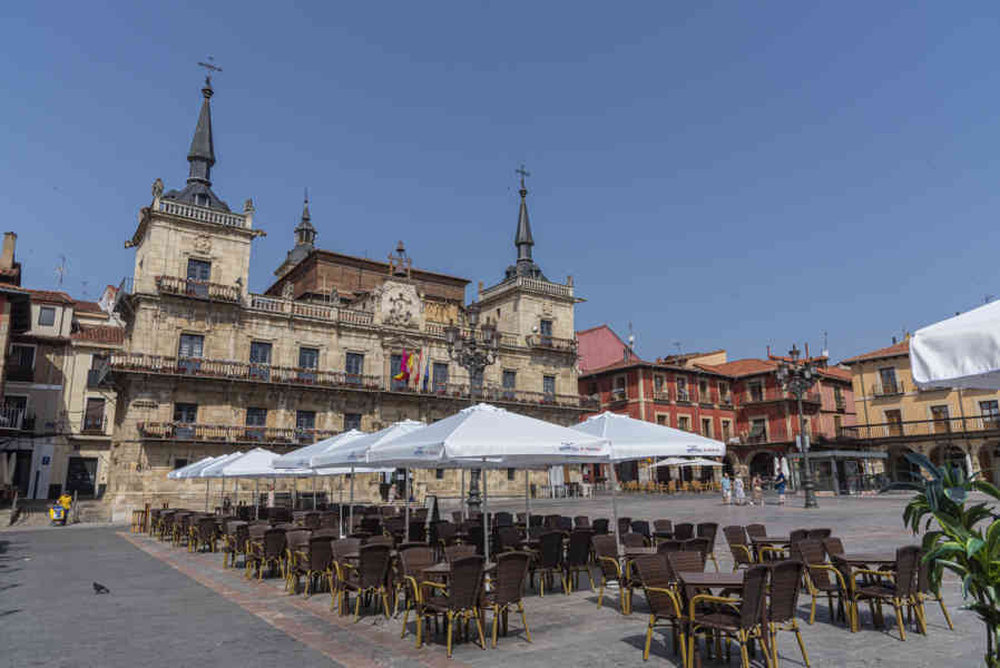 León 004 - plaza Mayor.jpg